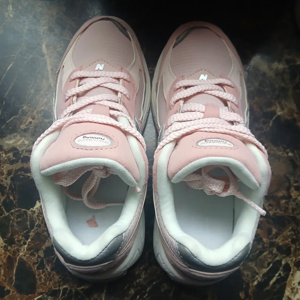 New Balance 2002R Rugged/Lifestyle Athletic Shoes Size 2 Youth for Girls